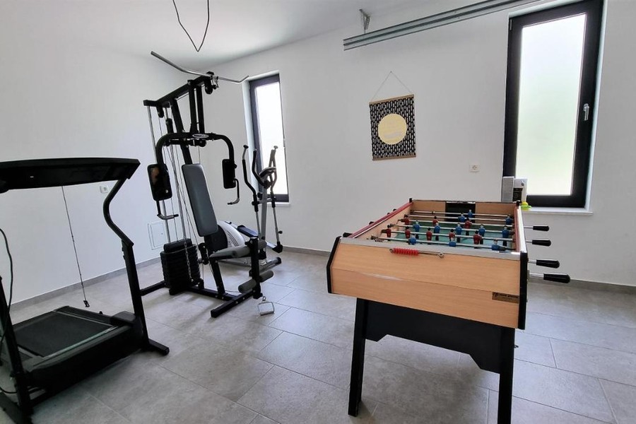 Raum mit Fitnessgeräten und Kicker
