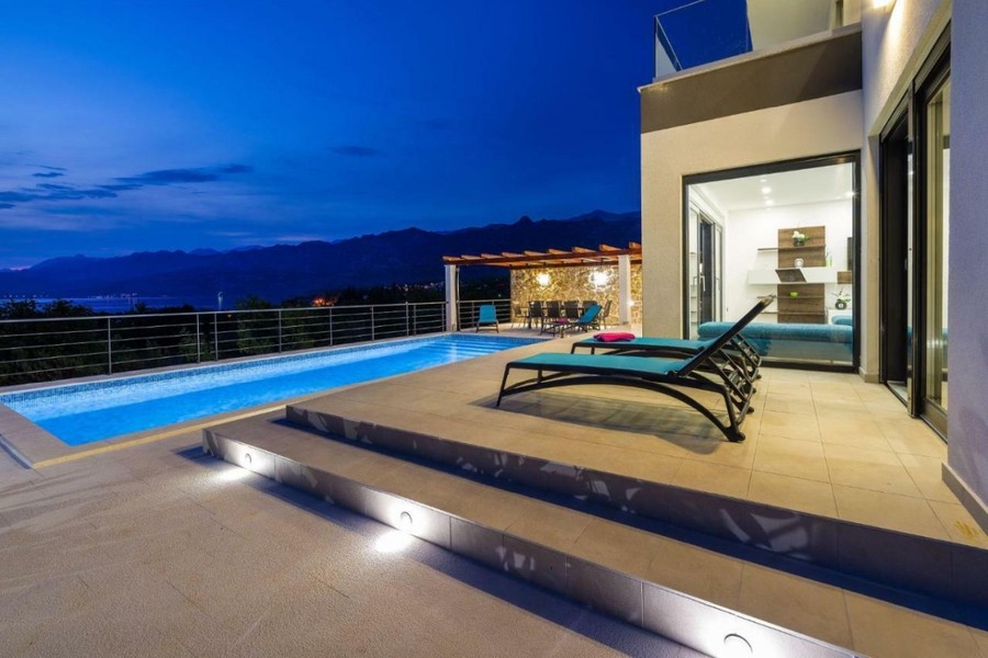 Pool am Abend vor dem Haus