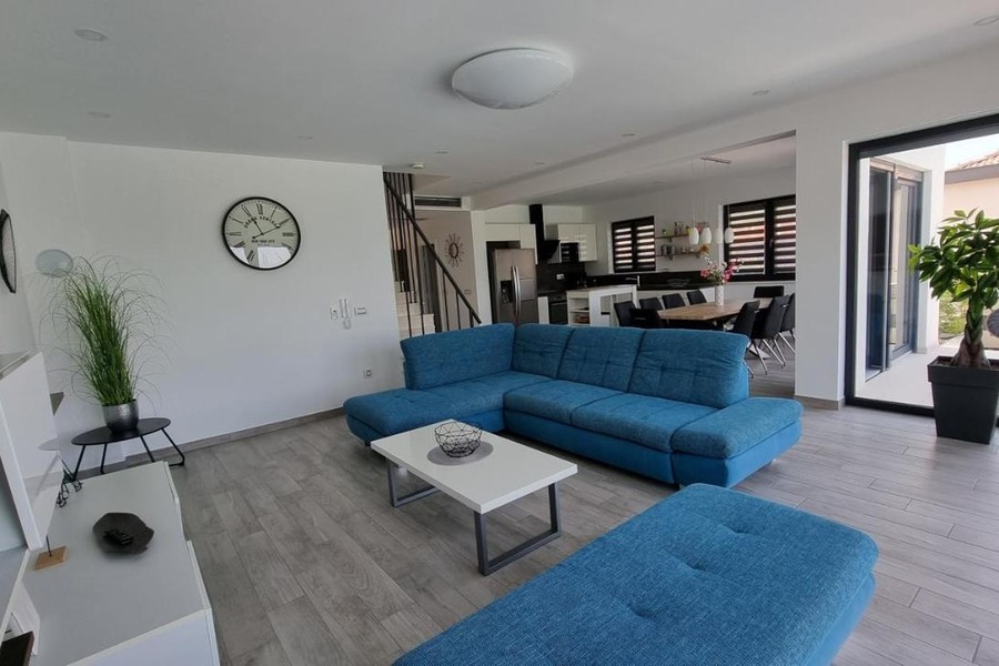 Wohnzimmer mit blauem Ecksofa