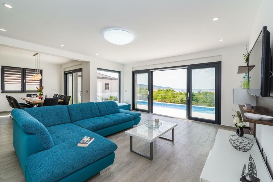 Wohnzimmer mit Glasfront zum Pool