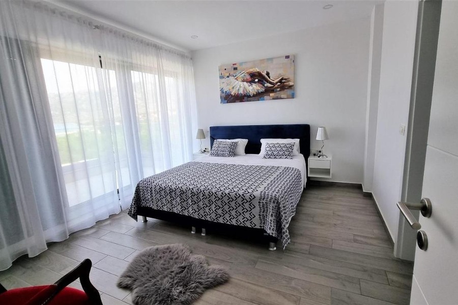 Schlafzimmer mit großem Fenster