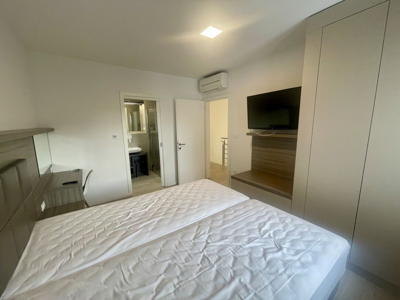 Schlafzimmer mit Fernseher und Klimagerät