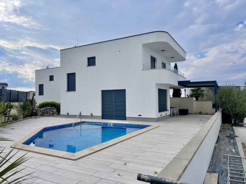 Haus mit Swimmingpool und Liegefläche