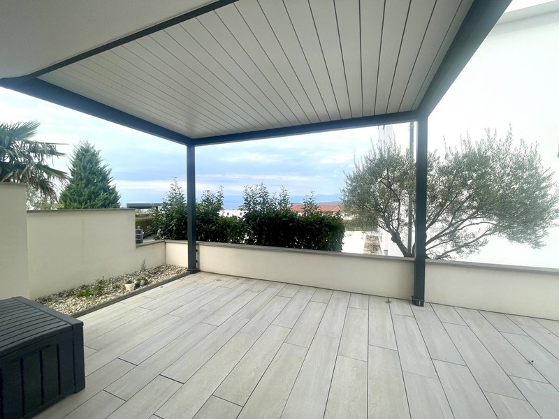 Überdachte Terrasse mit Blick ins Grüne