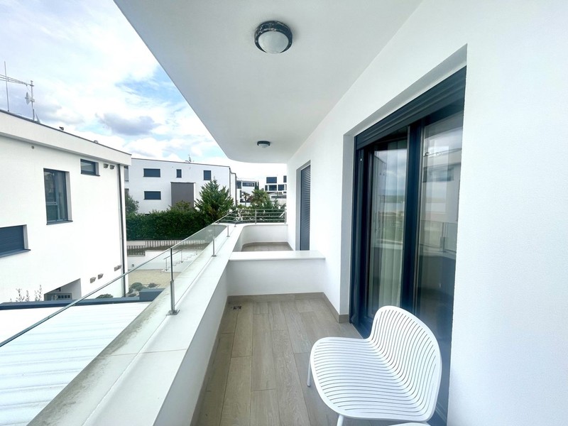 Balkon mit Glasgeländer