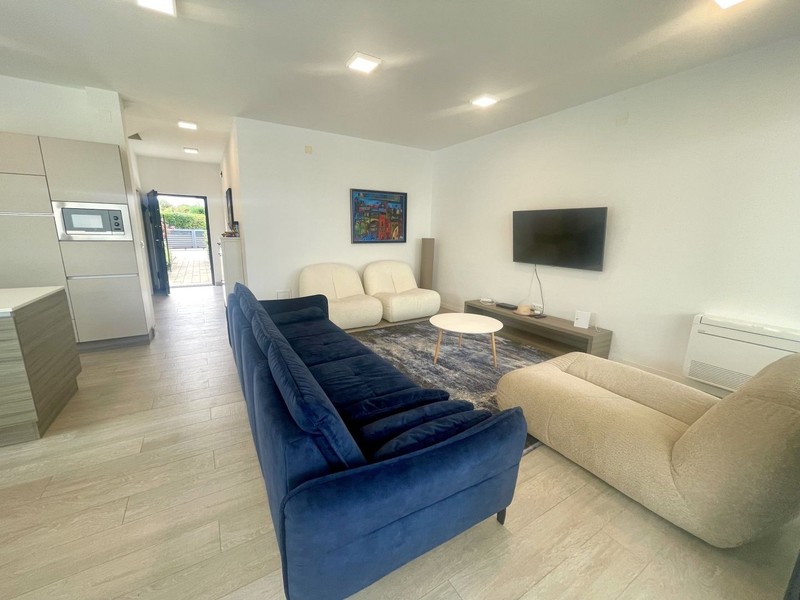 Wohnzimmer mit blauem Sofa