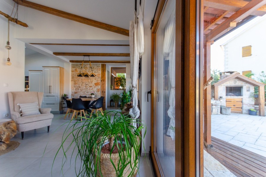Wohnzimmer mit Zugang zur Terrasse