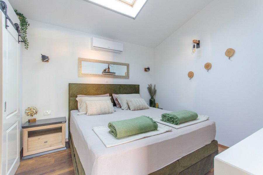 Schlafzimmer mit Doppelbett und Oberlicht