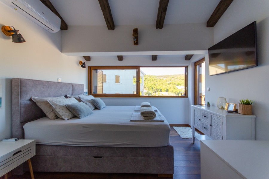 Schlafzimmer mit Fenster ins Grüne