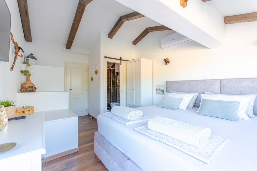 Schlafzimmer mit Holzbalken