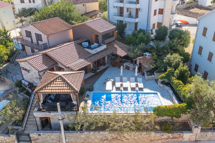 Steinhaus mit Pool und Pavillon von oben