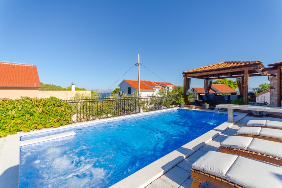 Pool mit Wasserfall aus Stein