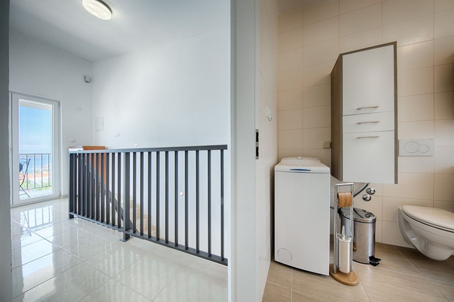Flur mit Treppe und Toilette