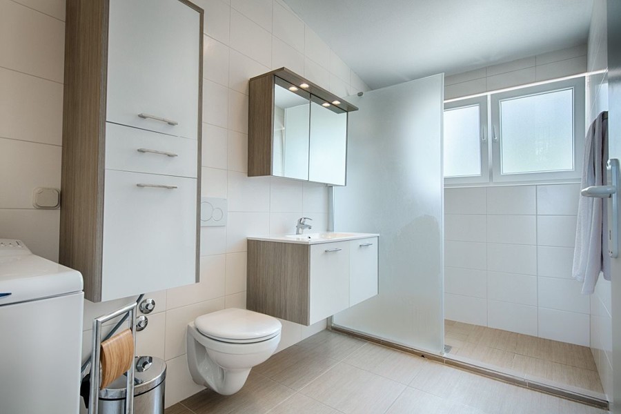 Badezimmer mit begehbarer Dusche