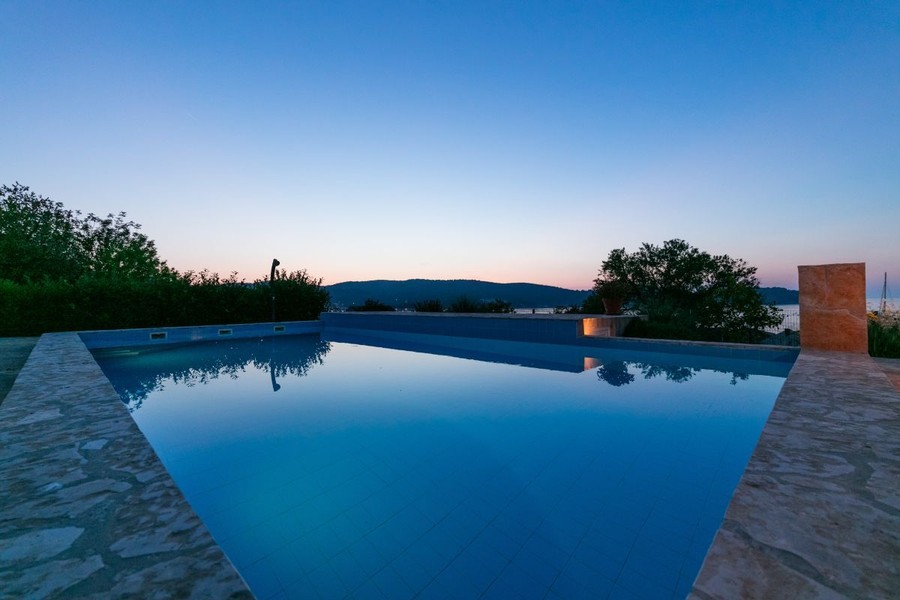 Pool am Abend mit Blick auf das Meer