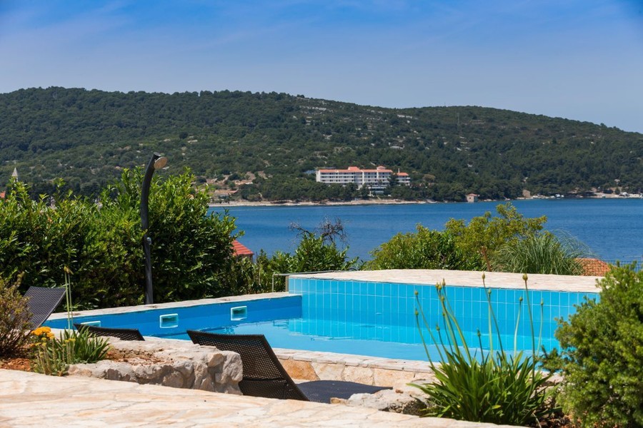 Pool mit Blick auf die Bucht