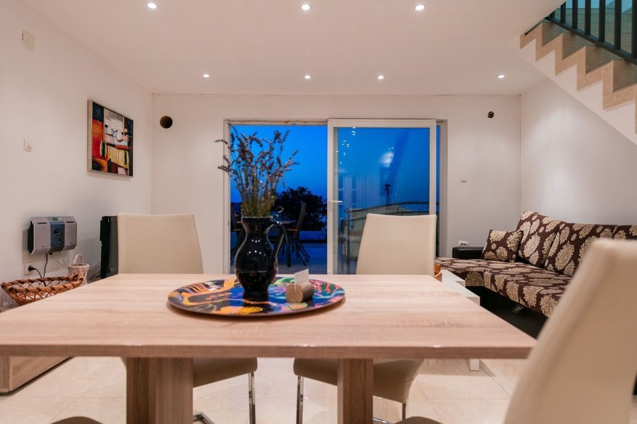 Wohnzimmer mit Esstisch und Glastür
