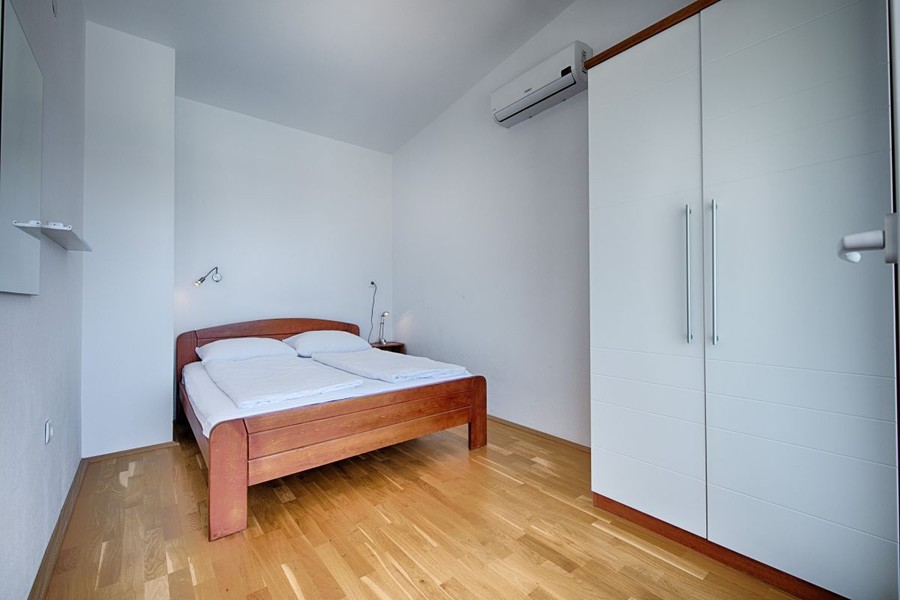 Schlafzimmer mit Doppelbett und Einbauschrank