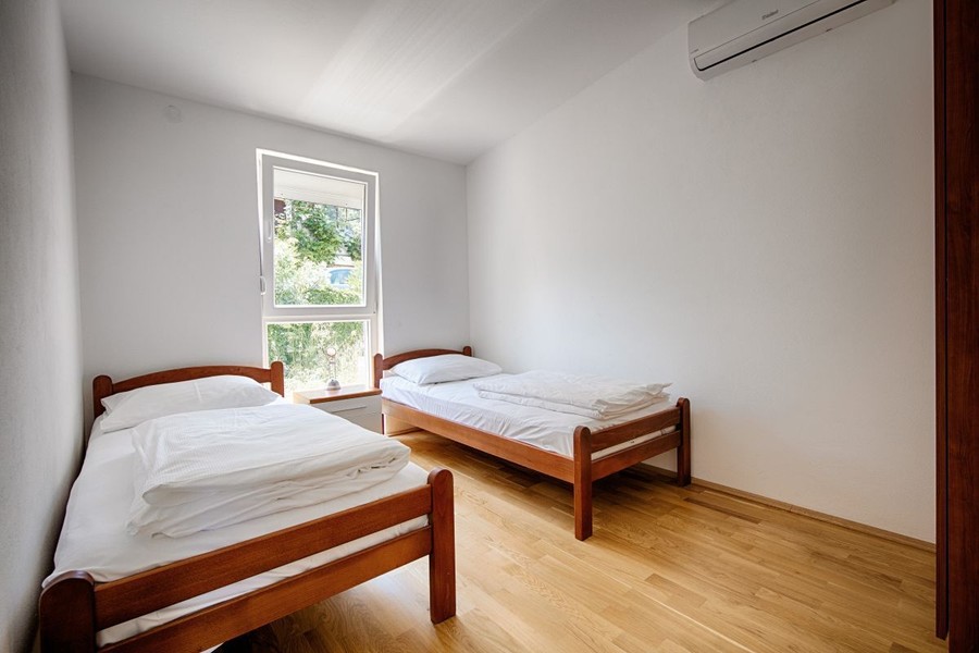 Schlafzimmer mit zwei Einzelbetten