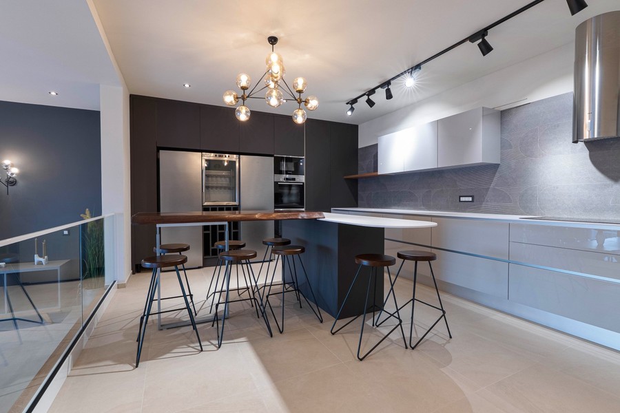 Moderne Küche mit Theke und Barhockern