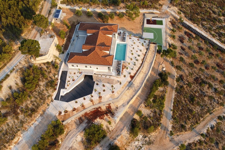 Luftbild der Villa mit Pool und Sportplatz