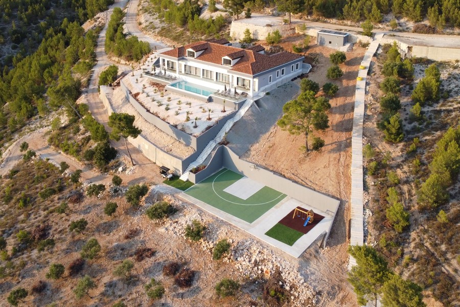 Anwesen am Hang mit Sportplatz und Spielplatz