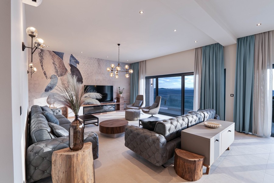 Wohnzimmer mit Sofas und Blick auf das Meer