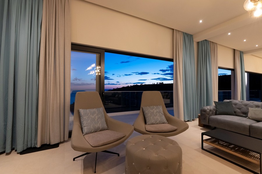 Sitzecke im Wohnzimmer am Abend