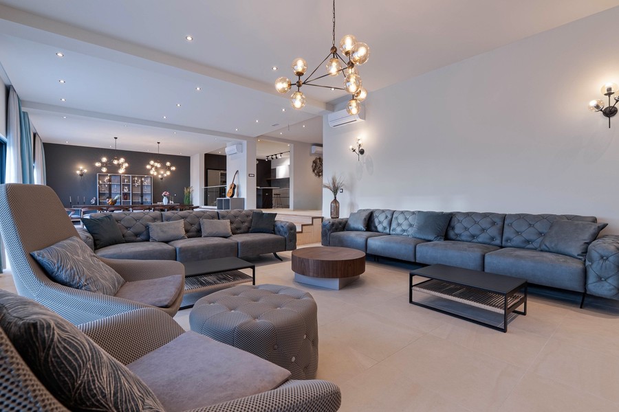 Großer Wohnbereich mit zwei Sofas