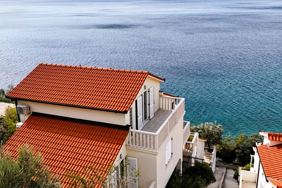 Haus mit Meerblick in einem Küstendorf bei Omis