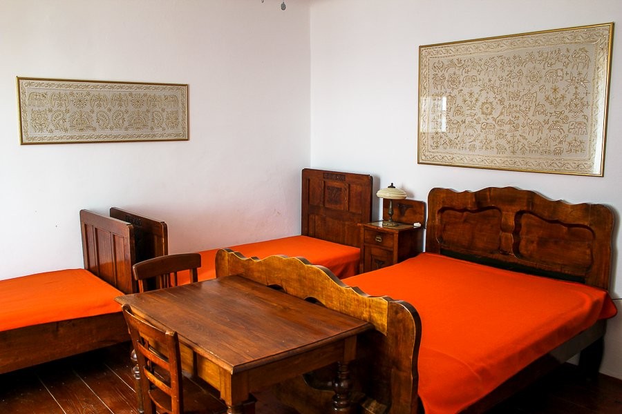 Schlafzimmer mit drei Betten und Holztisch