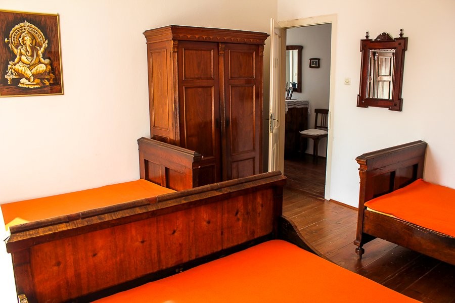 Zimmer mit Holzschrank und Blick in den Flur