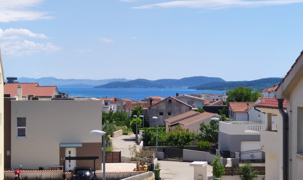 Haus mit drei Wohnungen und Meerblick in Vodice