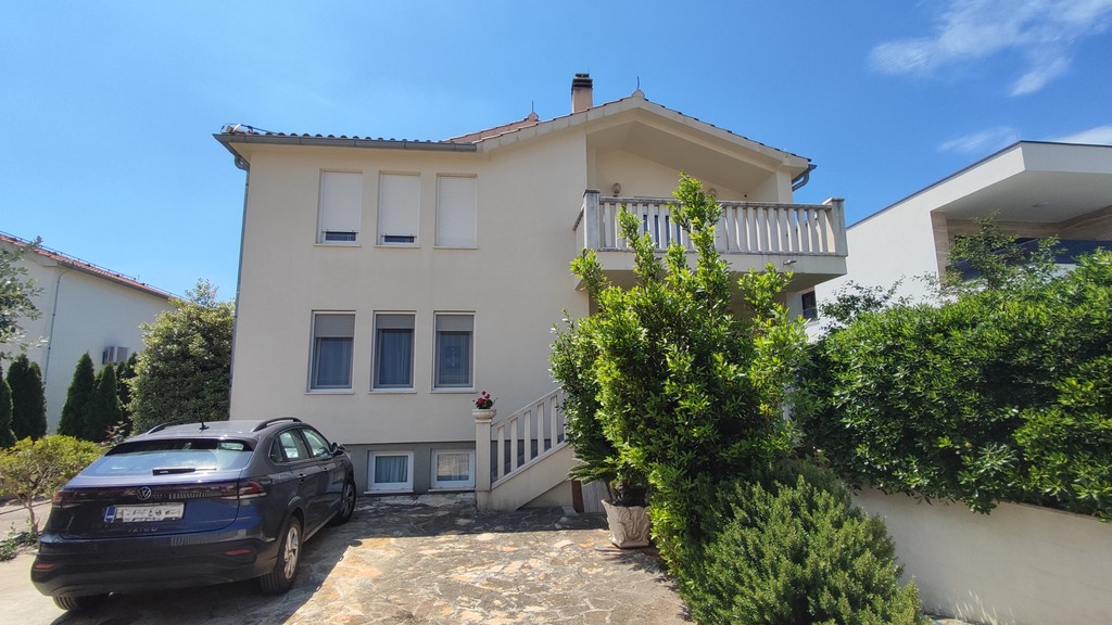 Vorderseite des Hauses mit Zufahrt