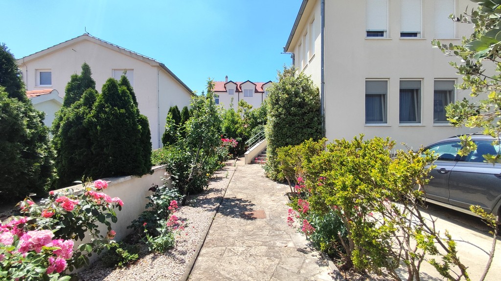 Gartenweg entlang der Hauswand