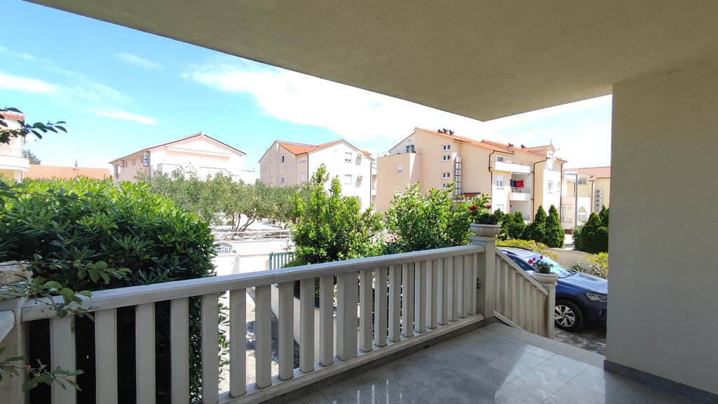Überdachte Terrasse mit Geländer