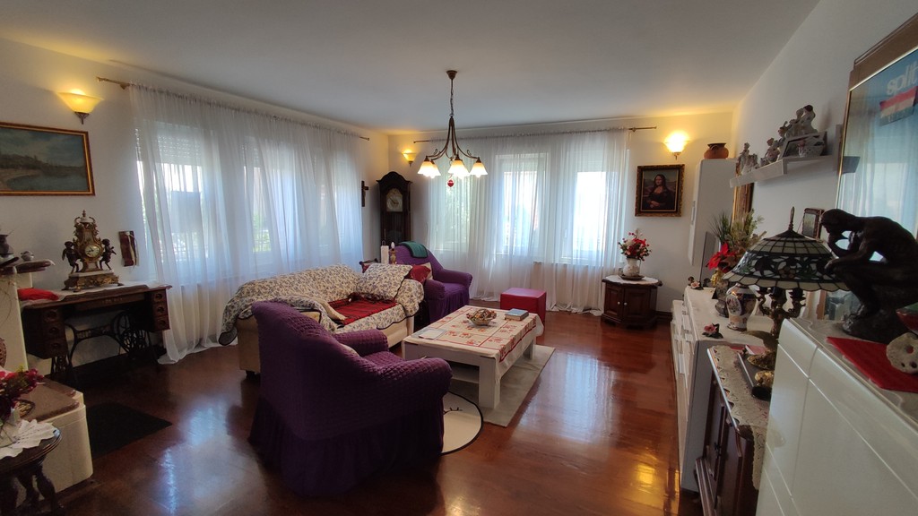 Wohnzimmer im Erdgeschoss mit Sofaecke