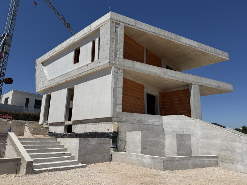 Rohbau der Villa mit Außentreppe, Stand Juni 2026