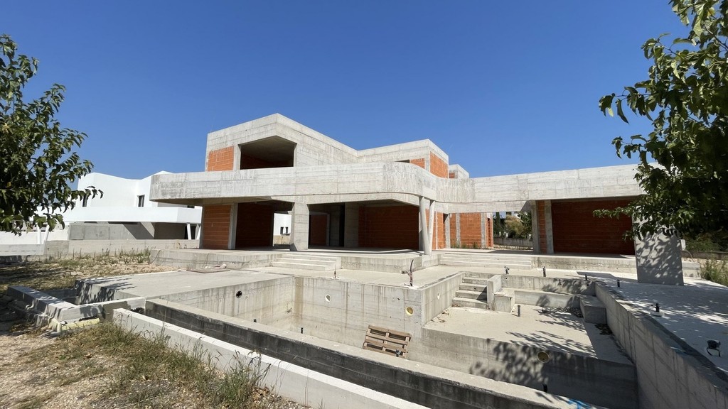 Rohbau der Villa mit geschwungenem Betondach