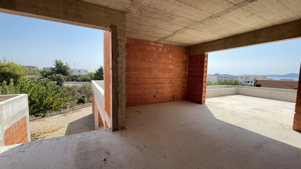 Raum im Obergeschoss mit Zugang zur Terrasse