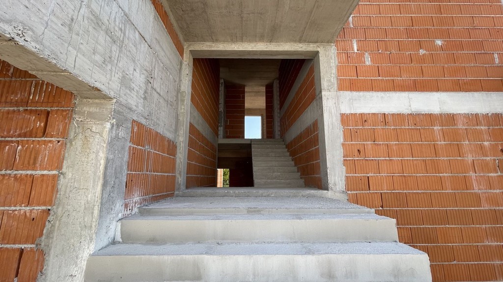 Treppe zwischen den Etagen im Rohbau