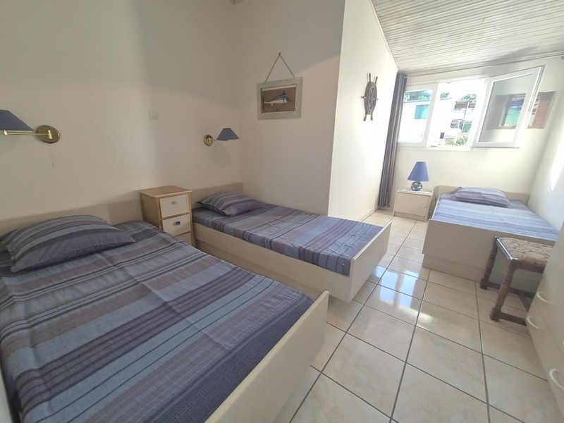 Schlafzimmer mit drei Einzelbetten