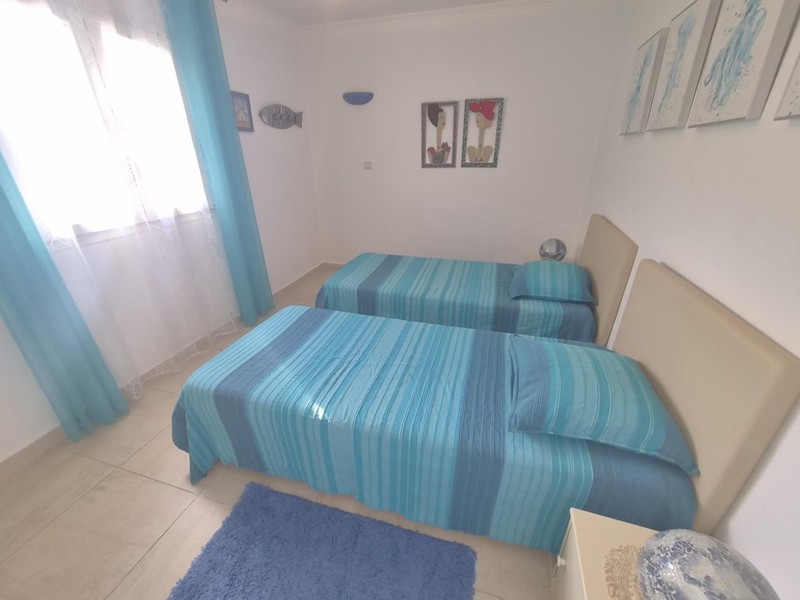 Schlafzimmer mit zwei Einzelbetten