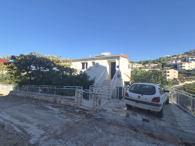 Zufahrt mit Treppe zum Haus