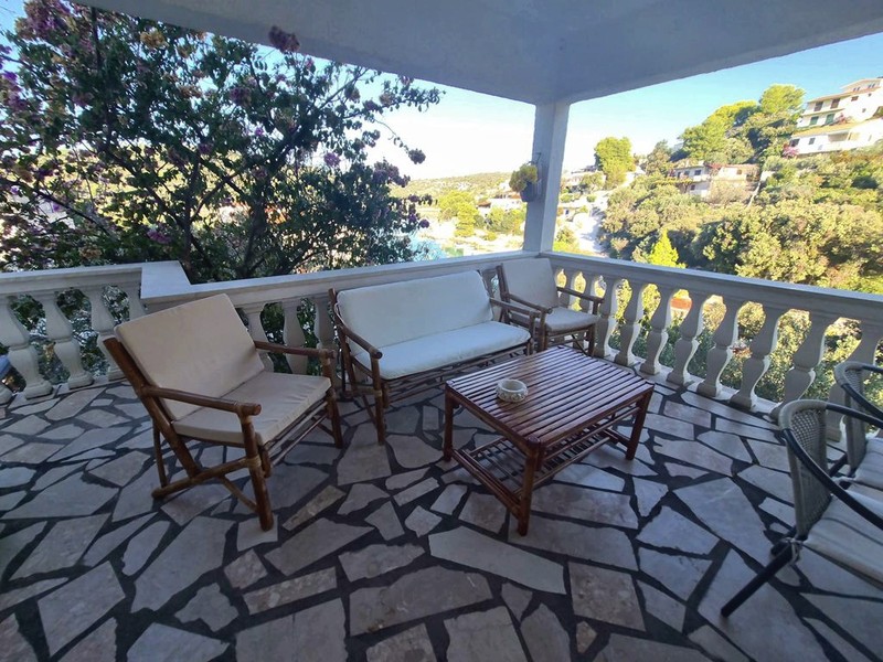 Überdachte Terrasse mit Sitzgruppe und Meerblick
