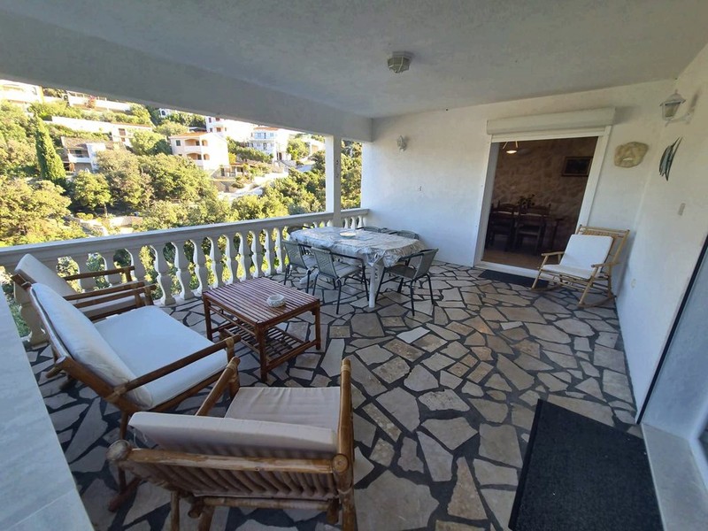 Terrasse mit Sitzmöbeln vor dem Wohnbereich