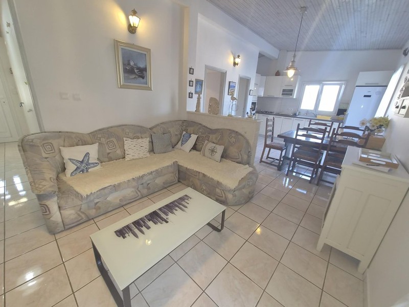Wohnzimmer mit Ecksofa und Essbereich