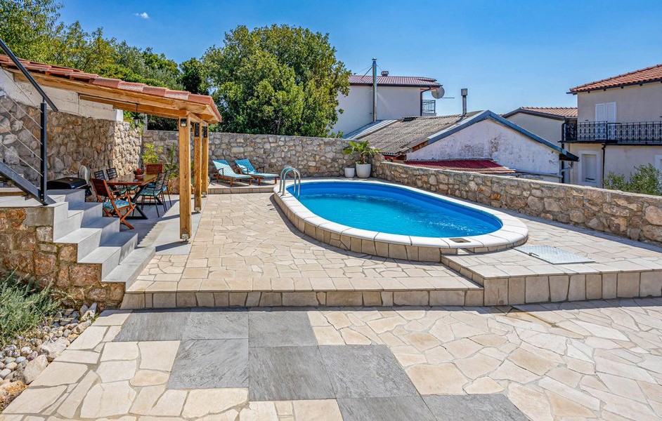Pool und Pergola im Garten des Hauses