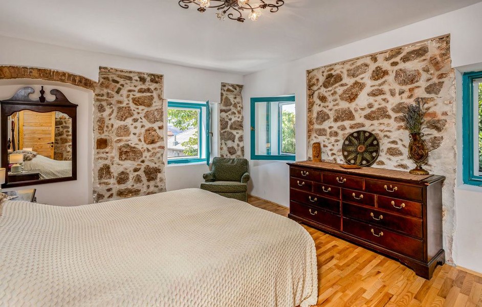 Schlafzimmer mit Doppelbett und Kommode