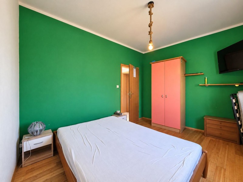 Schlafzimmer mit grüner Wand und Kleiderschrank